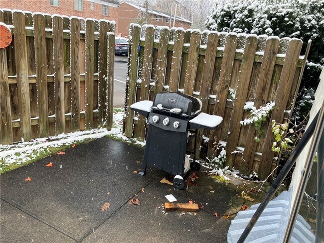 Building Photo - 553 French Rd