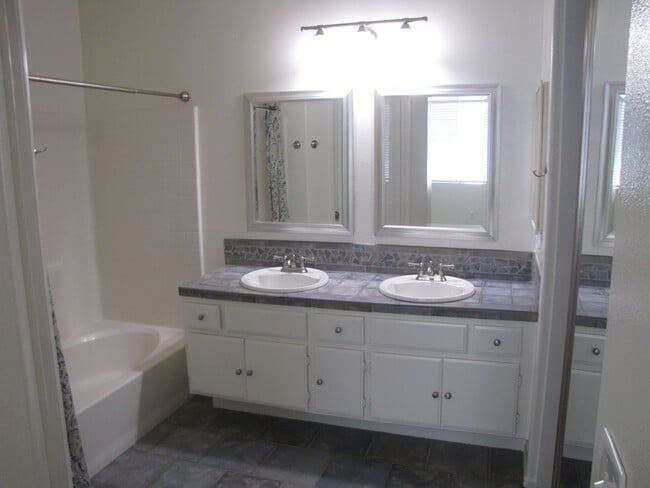 Building Photo - Beautifully upgraded condo in the fantasti...