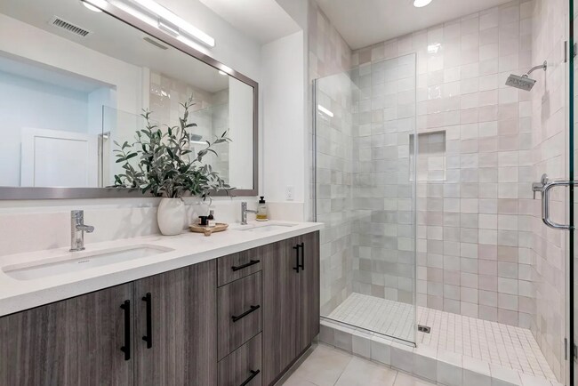 Building Photo - 2907 W Exposition Pl