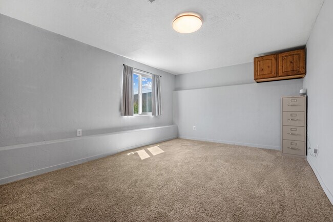 Building Photo - 1396 S Lukas Ln