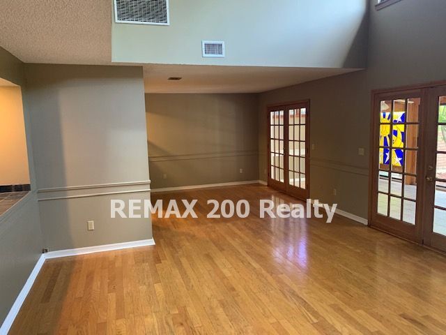 Building Photo - Beautiful Townhome in Downtown