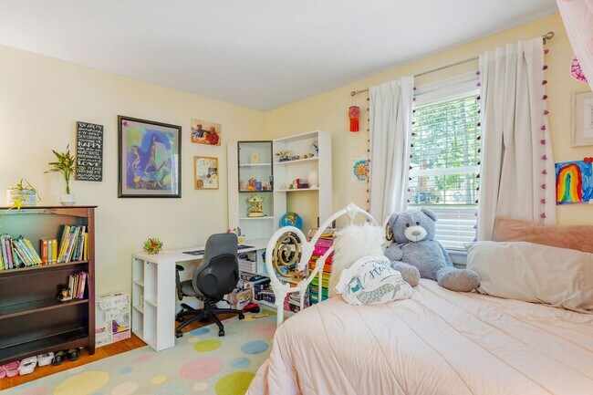 Building Photo - Beautiful Single-Level Home with In-Law Suite and Expansive Yard ***Available Early August 2026***