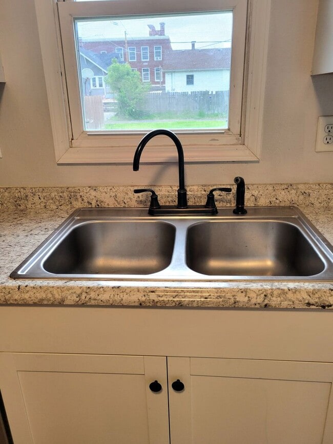 Building Photo - Renovated and Move in Ready...769 Condit, ...