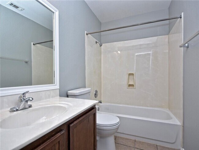 Building Photo - 607 Washington Square Dr
