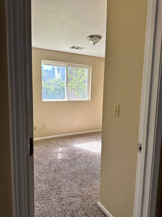 Building Photo - 2 Bedroom 1 Bathroom Duplex in Bellingham