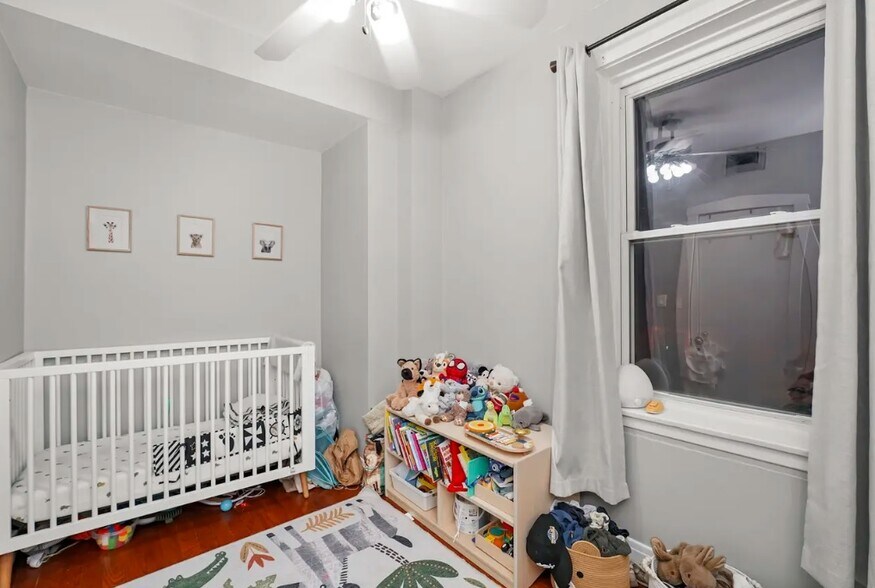 Building Photo - 4363 N Lincoln Ave