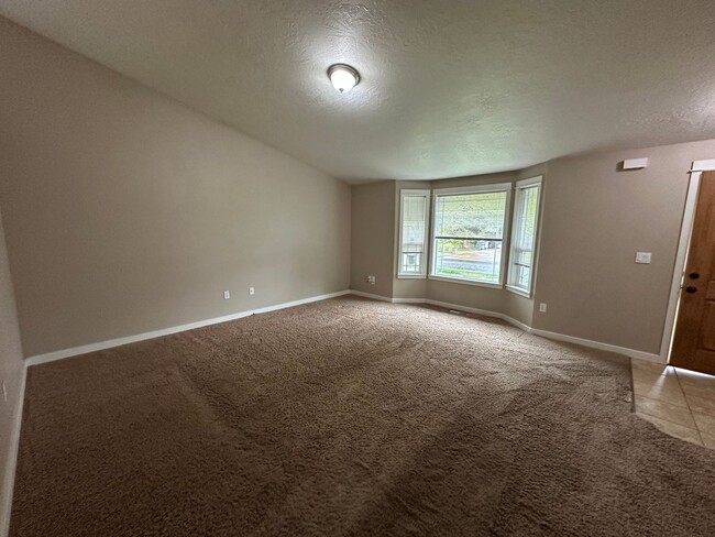 Building Photo - 3 Bedroom 2 Bath Home In NE Albany On a De...