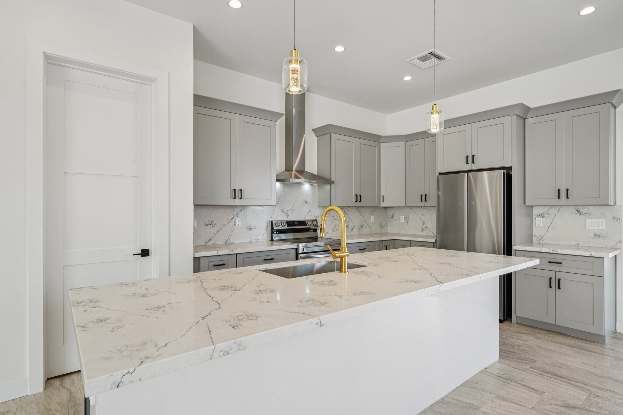 Building Photo - 910 E Roma Ave