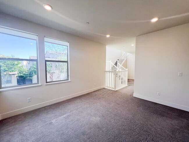 Building Photo - Newer Spacious 5 Bedroom Home Located in C...