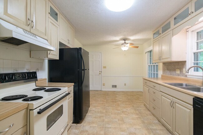 Building Photo - 140 Saxon Woods Dr