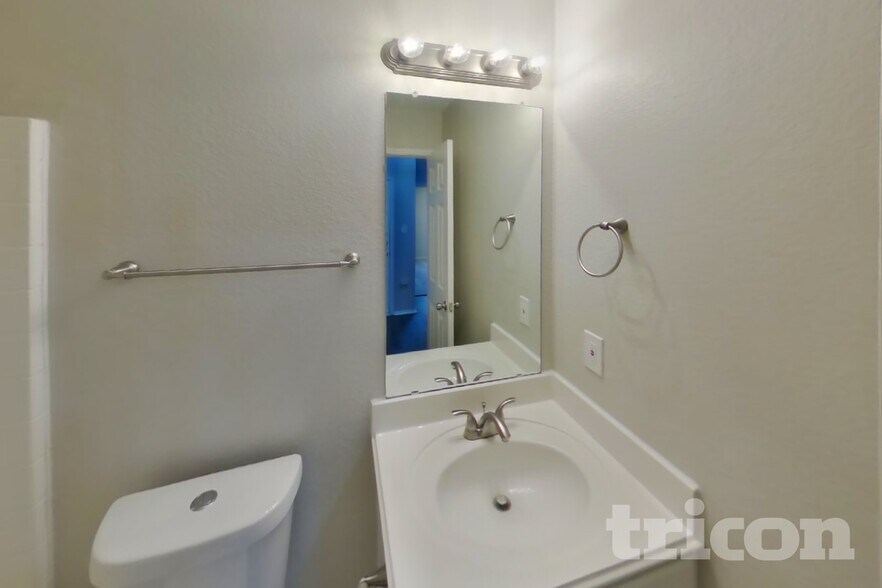 Building Photo - 1584 Sandhurst Dr