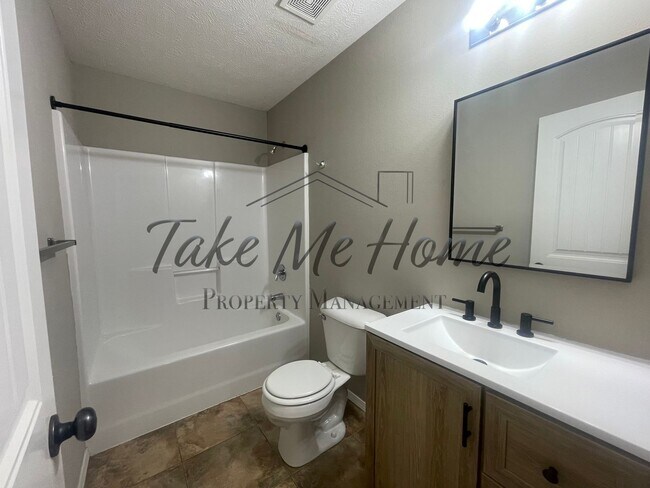 Building Photo - Updated Home in Ozark!