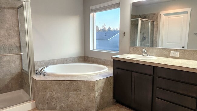 Building Photo - Luxury living in Lacey!