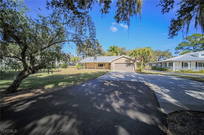 Building Photo - 1250 Riverbend Dr