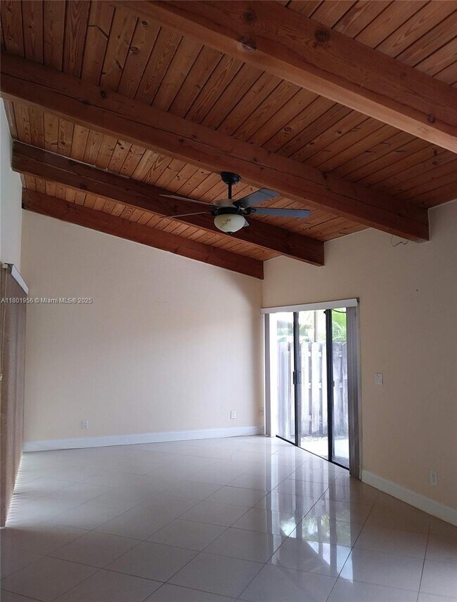 Building Photo - 2675 Parkview Dr S