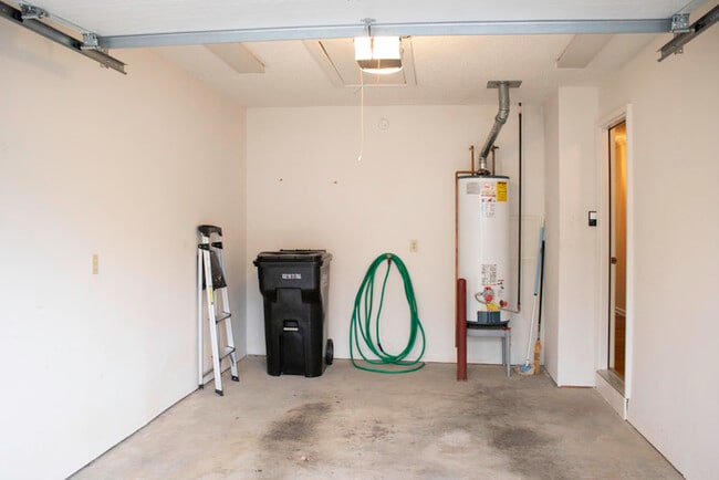 Building Photo - Updated 2BR 2.5BA Home w/ Lake Access • New Countertops • Patio in Farragut