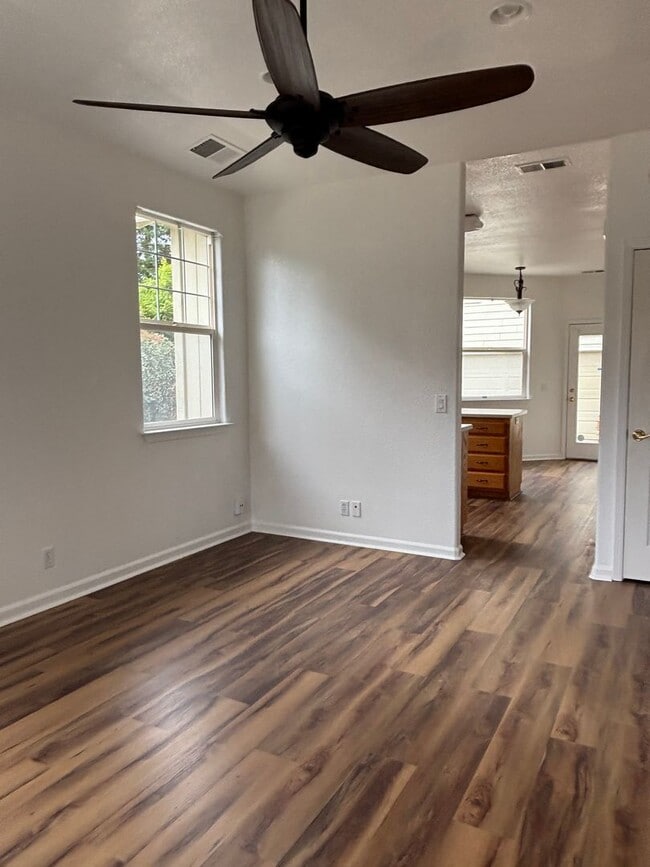 Building Photo - rh2643bussdr