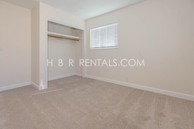 Building Photo - Freshly Renovated Home with Brand-New Flooring and Remodeled Kitchen in Manteca