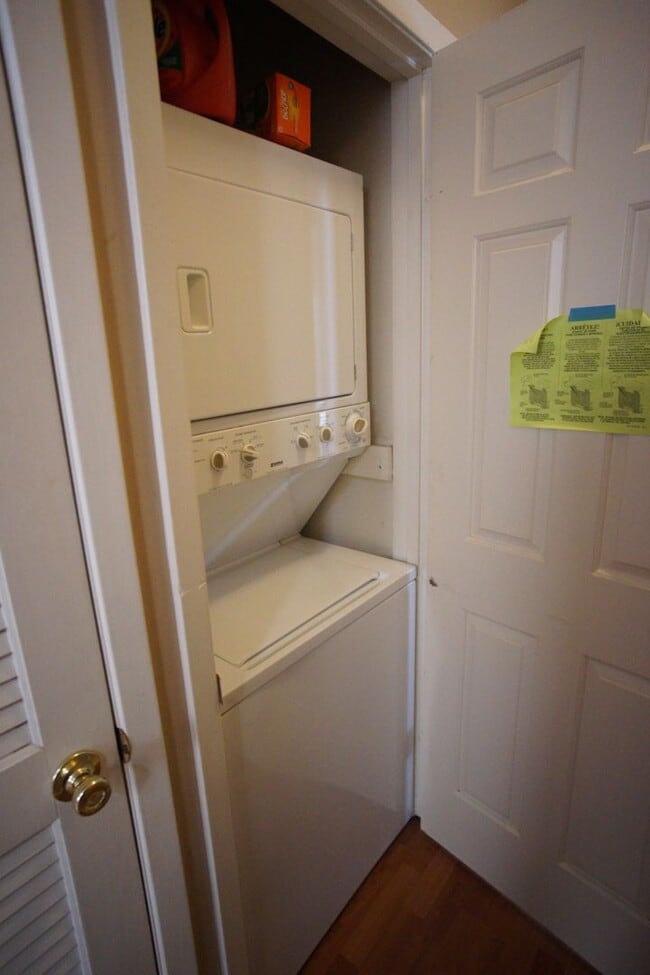 Building Photo - Quiet 2/2 Furnished Condo in West Campus