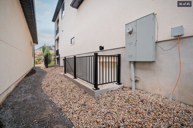 Building Photo - Stunning 5-bedroom, 4.5-bath home