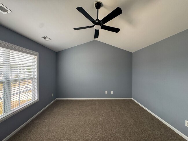 Building Photo - Spacious 3 Bed 2.5 Bath Home with Fenced Backyard