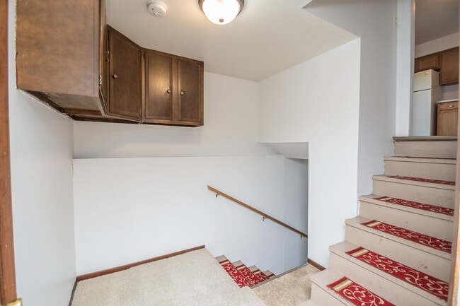 Building Photo - 2 bed 1 bath Duplex with basement in Portage