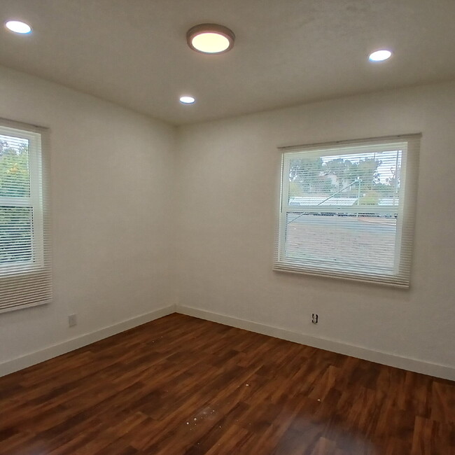 Building Photo - Detached home with large yard