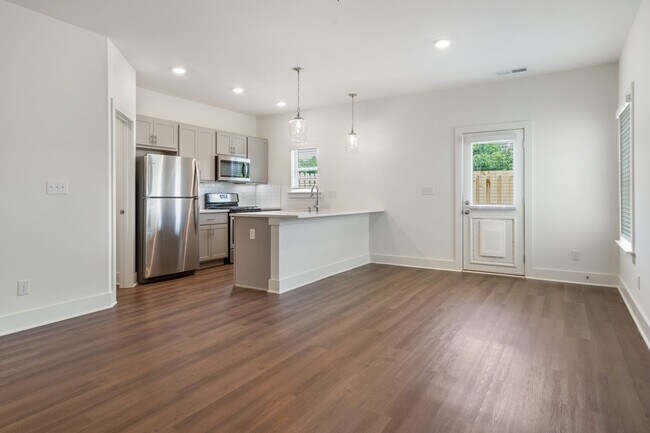 Building Photo - Spacious 3 Bedroom Home with Fenced Backyard