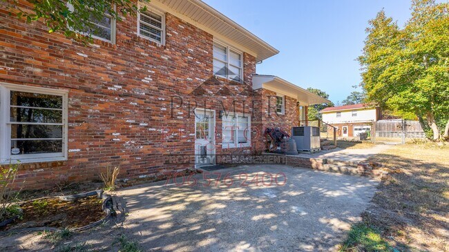 Building Photo - 386 Victory Dr