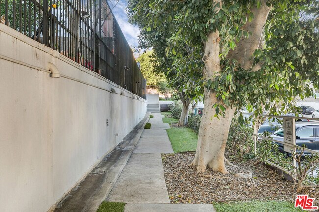 Building Photo - 7135 Hollywood Blvd