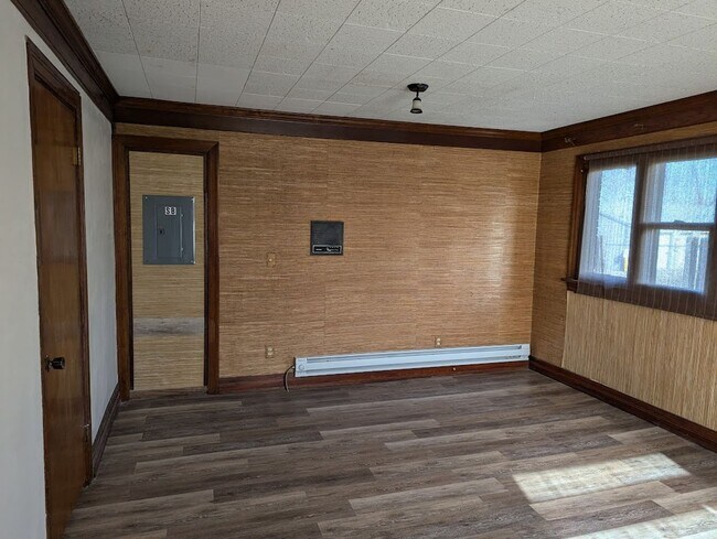 Building Photo - First Floor 3 Bed 2 Bath Apartment