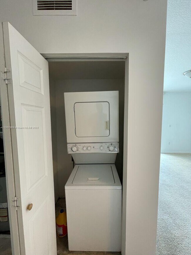 Building Photo - 1723 SW 2nd Ave