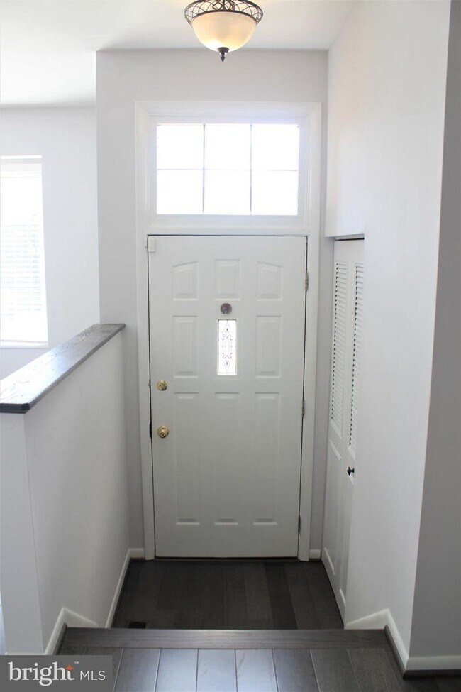 Building Photo - 27 Tudor Ct