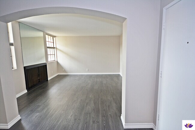Building Photo - 750 N Kings Rd