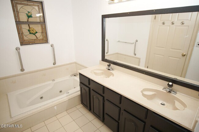 Building Photo - 1808 Gurss Pl