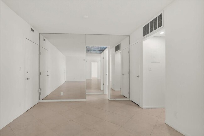 Building Photo - 2715 N Ocean Blvd