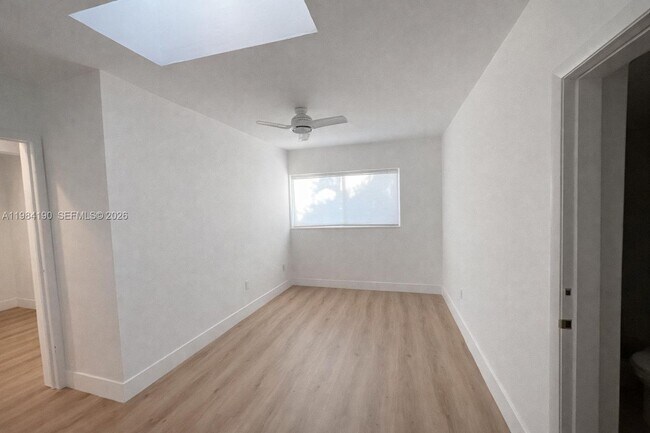 Building Photo - 240 Greenwood Dr