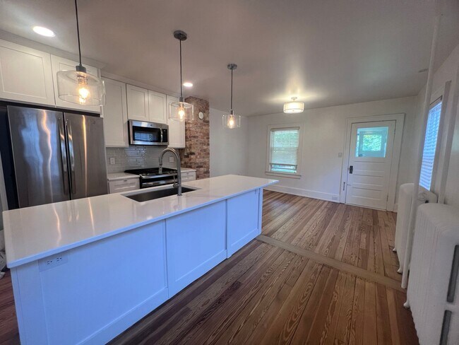 Building Photo - Updated 3-Bedroom Home in the Midtown Area – Heat & Water Included!