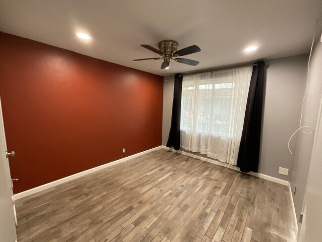 Building Photo - Garden Park Townhomes: 3 Bedroom 3 Bath At...