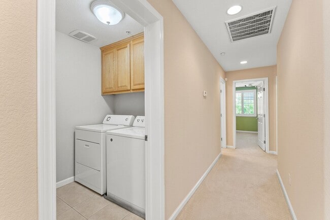 Building Photo - PARKSIDE LUXURY LIVING!