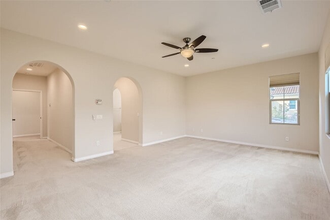 Building Photo - Don't miss out on this 4 Bedroom/ 4.5 Bath...