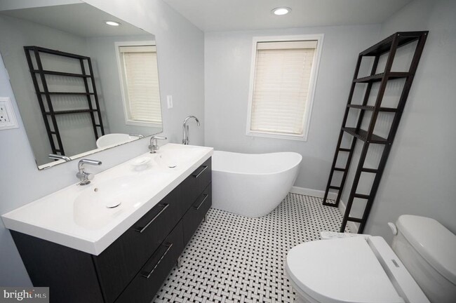 Building Photo - 703 Annin St