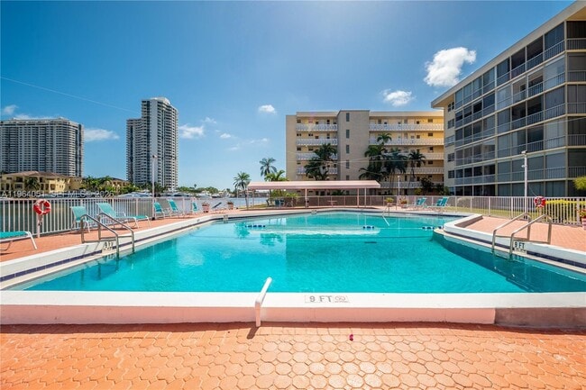 Building Photo - 2980 Point E Dr