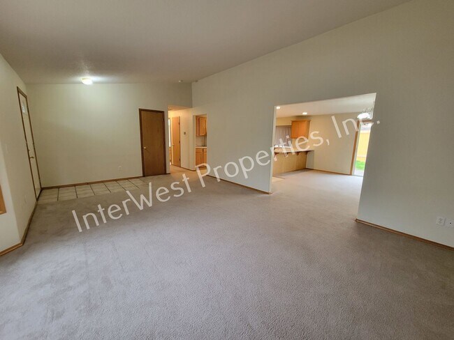 Building Photo - Tigard 3 Bd 2ba Ranch Style Home on Flag L...