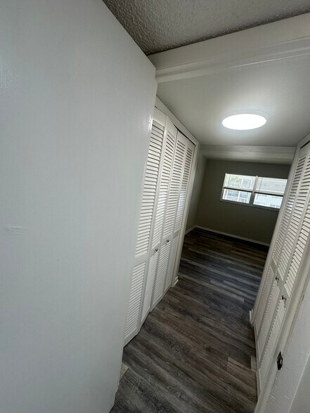 Building Photo - 220 SW 9th Ave