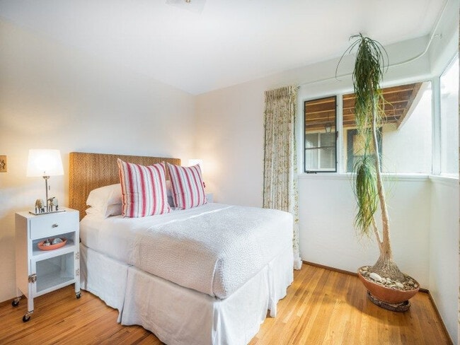 Building Photo - 126 Mateo Cir N