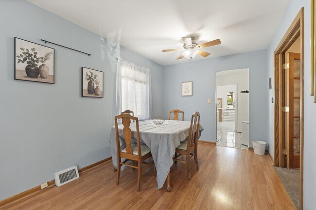 Building Photo - 422 E Whittier St