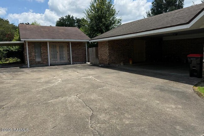 Building Photo - 204 Carolyn Dr