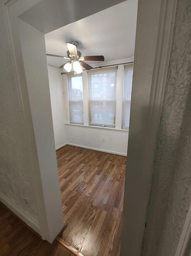 Building Photo - 56 Waverly St