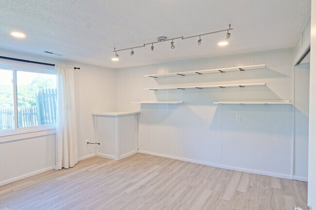 Building Photo - 975 Barbizon Dr